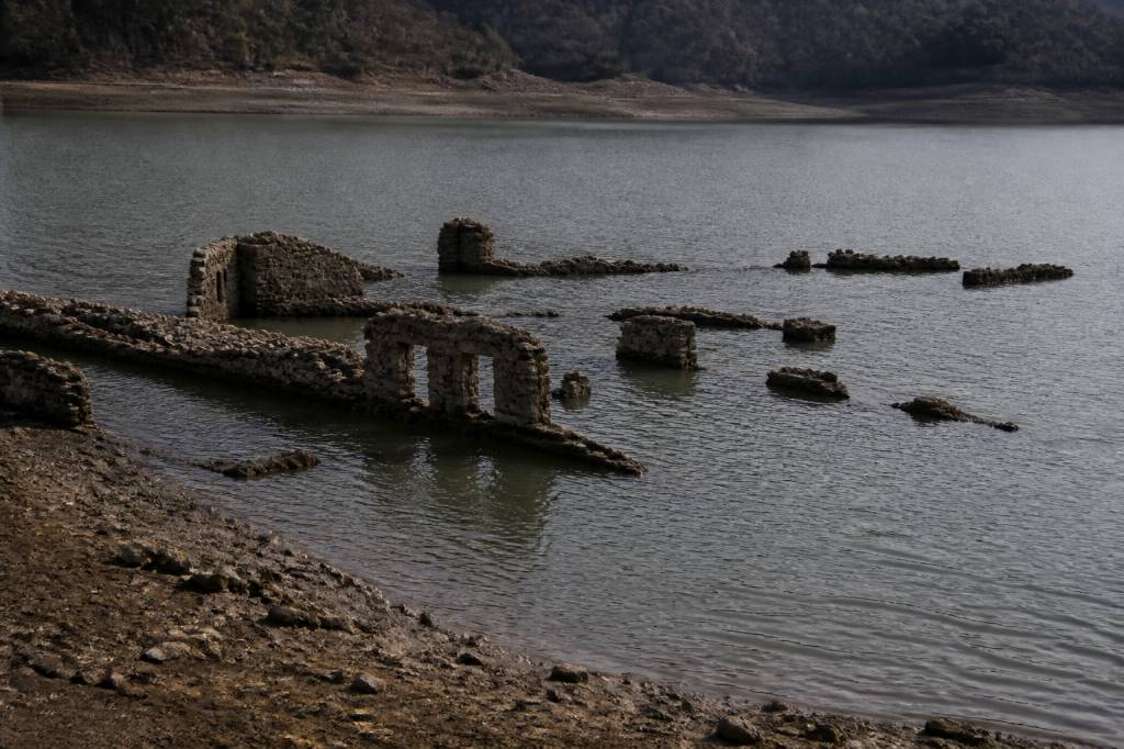 Village sous le lac d'eguzon : histoire, mystère et traces du passé